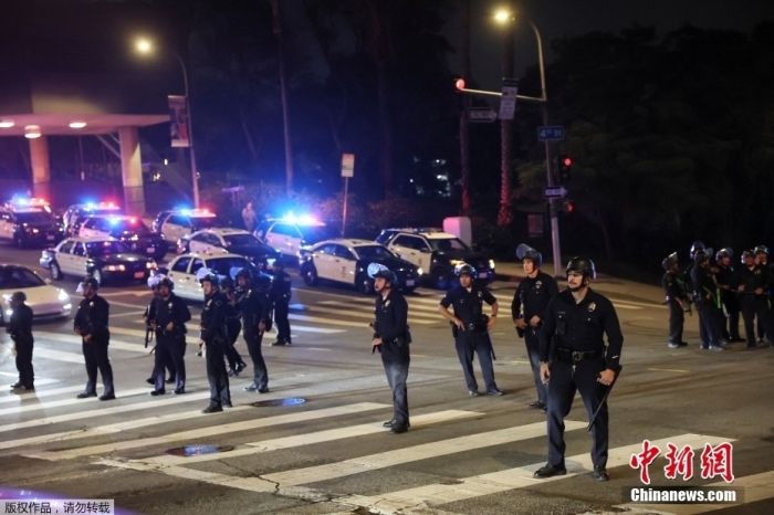资料图：据美国有线电视新闻网(⬜)（(🏁)CNN）报道，美国洛杉矶市长卡伦·巴斯当地时间10日宣布，洛杉矶市中心部分地区实施宵禁。图为当地时间2025年(🥎)6月10日，美国加利福尼亚州洛杉矶市中心，宵禁后执法人员正在执勤。